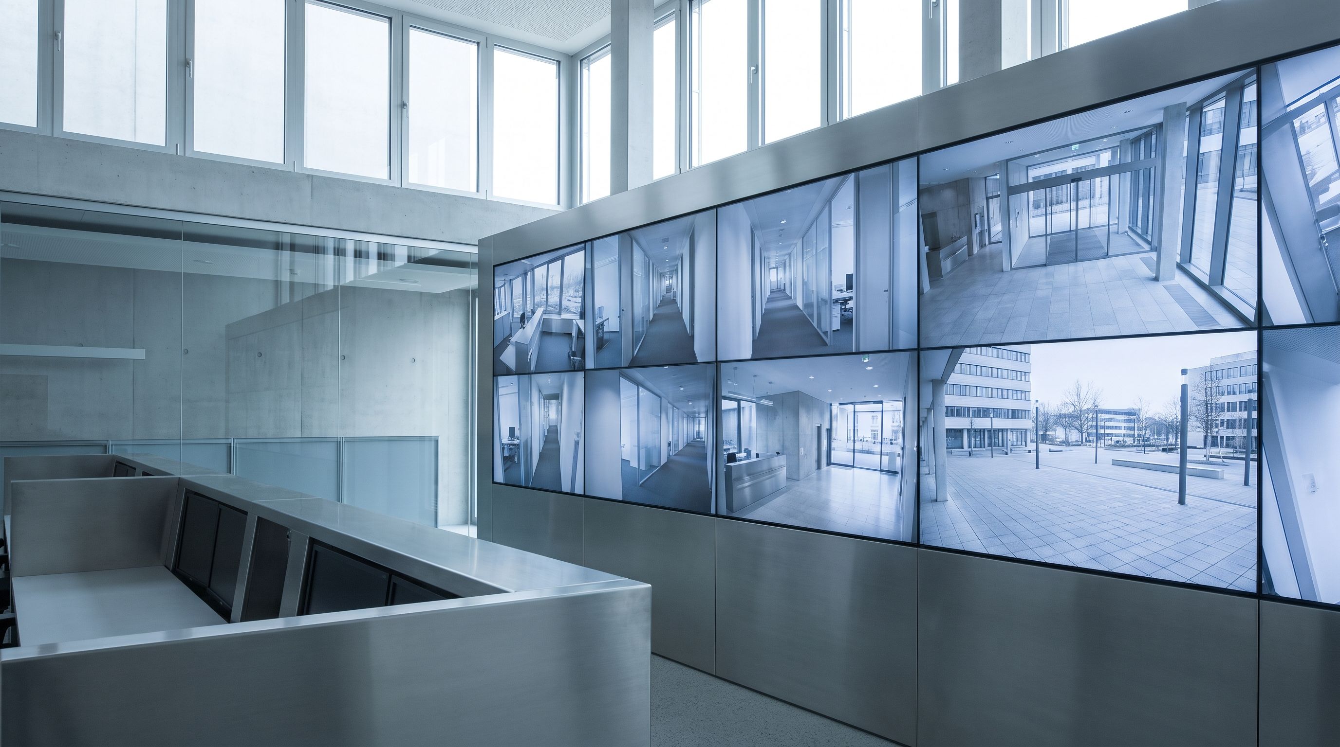 Monitorwand in einem Sicherheitsraum mit ruhigen Kameraansichten